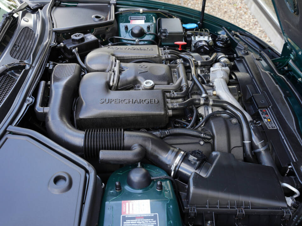 Image 17/50 of Jaguar XKR (2001)