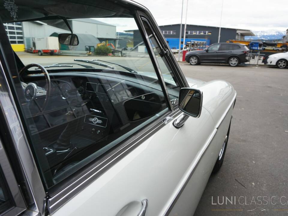 Image 30/54 de MG MGB GT (1974)