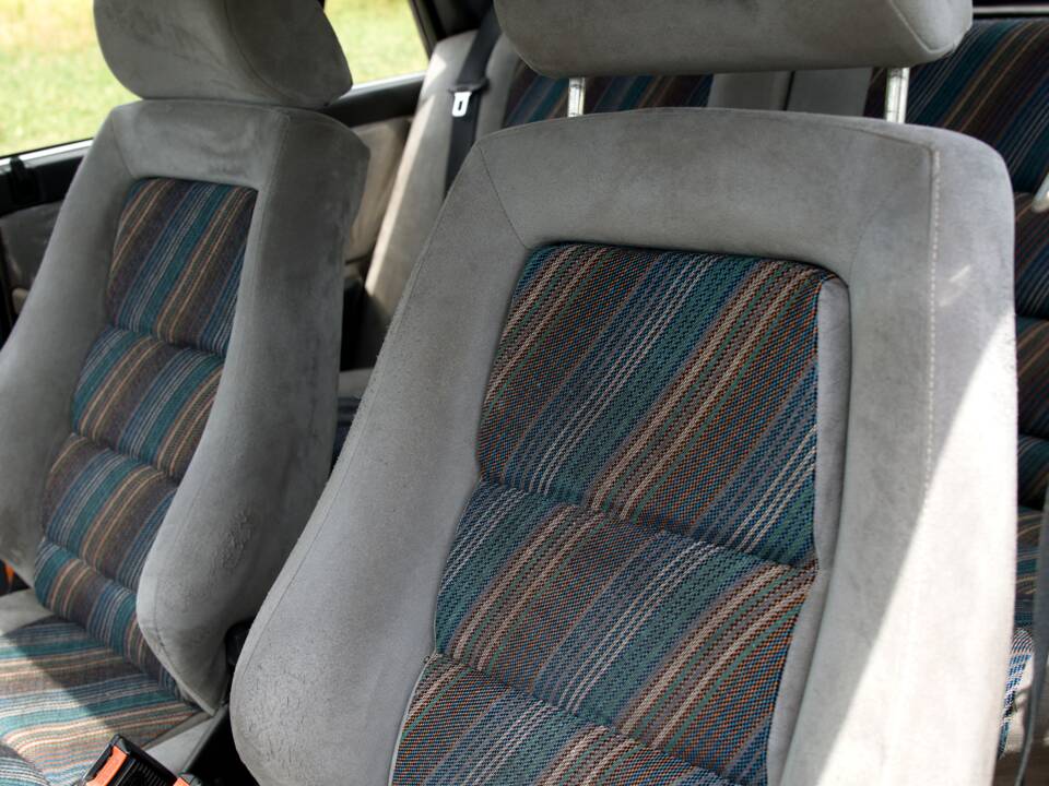 Image 44/47 of Lancia Delta HF Integrale (1988)