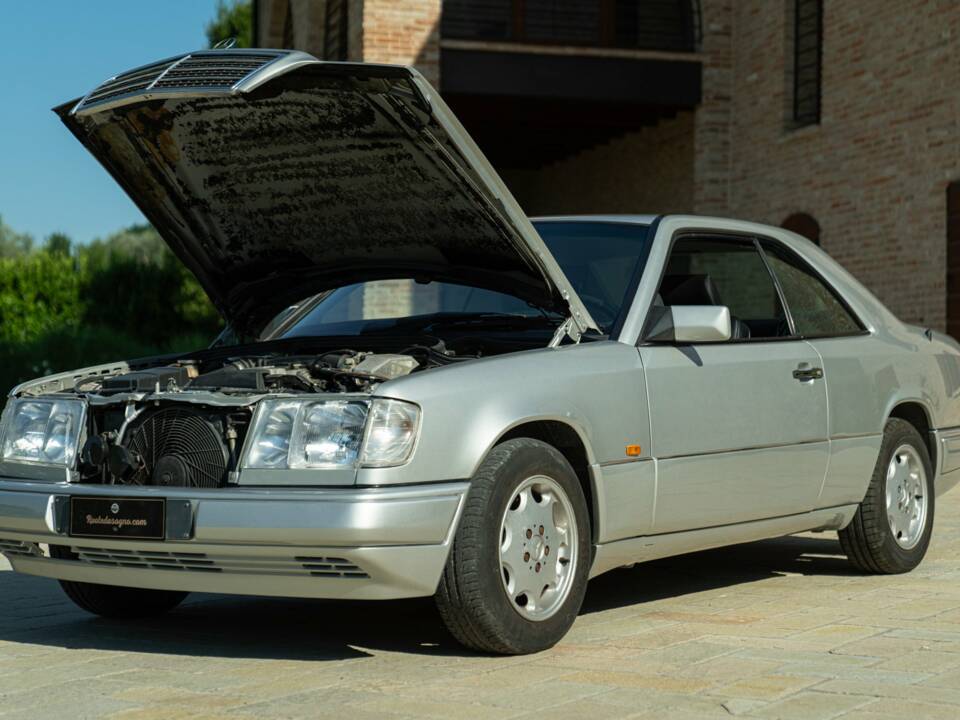 Image 47/50 de Mercedes-Benz E 200 (1995)