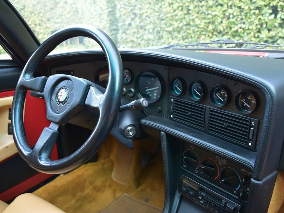 Image 37/45 de Alfa Romeo SZ (1991)