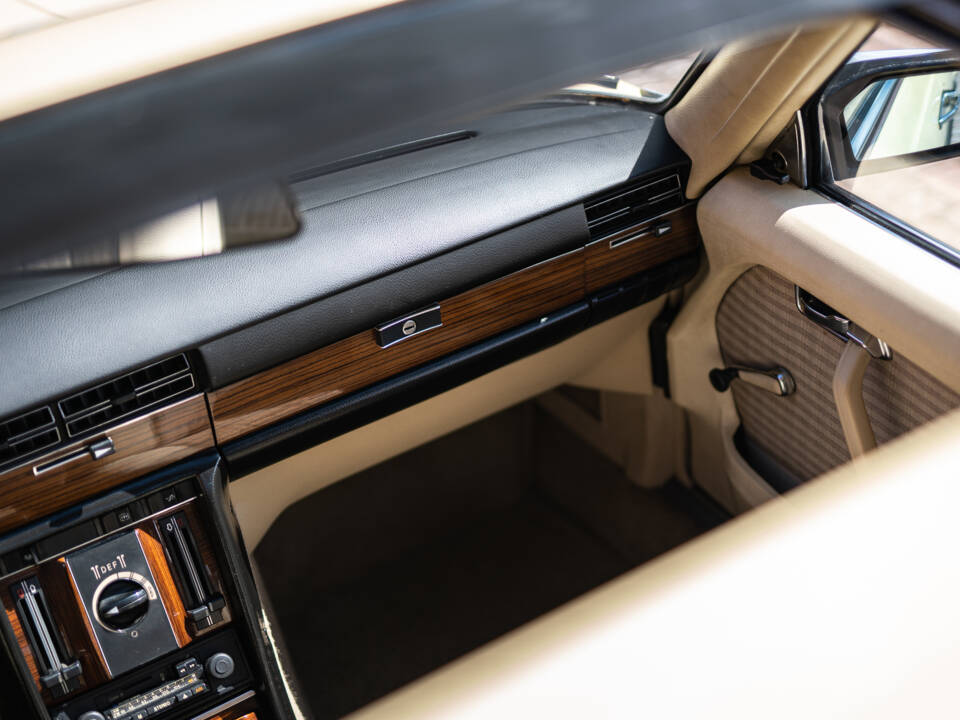 Image 29/40 of Mercedes-Benz 350 SE (1975)