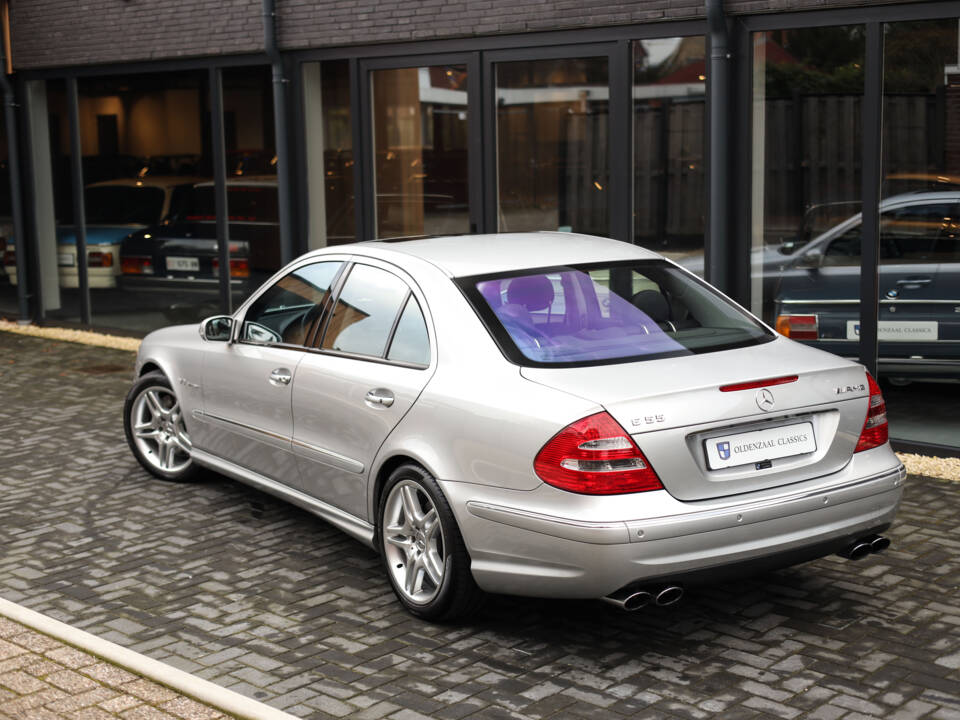 Image 4/84 de Mercedes-Benz E 55 AMG (2002)