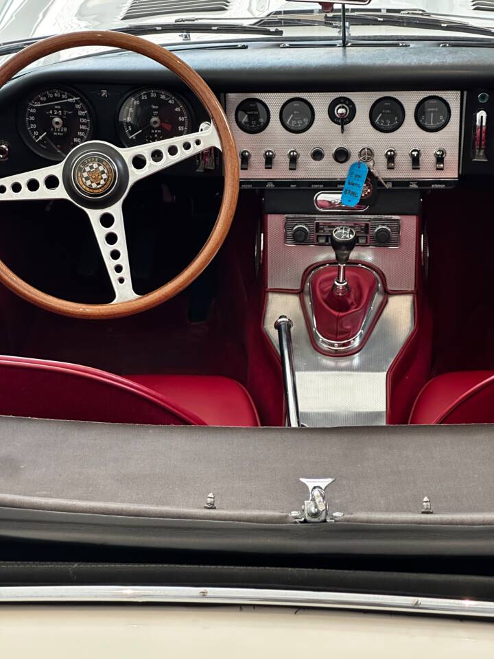 Immagine 2/22 di Jaguar E-Type 3.8 Flat Floor (1961)