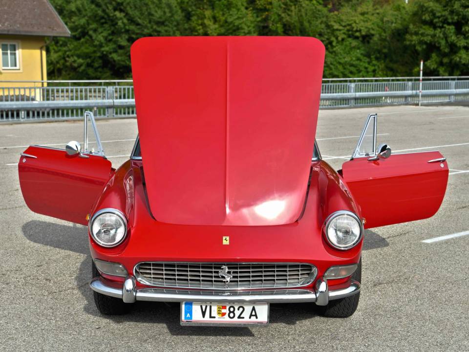 Image 15/50 de Ferrari 275 GTS (1965)