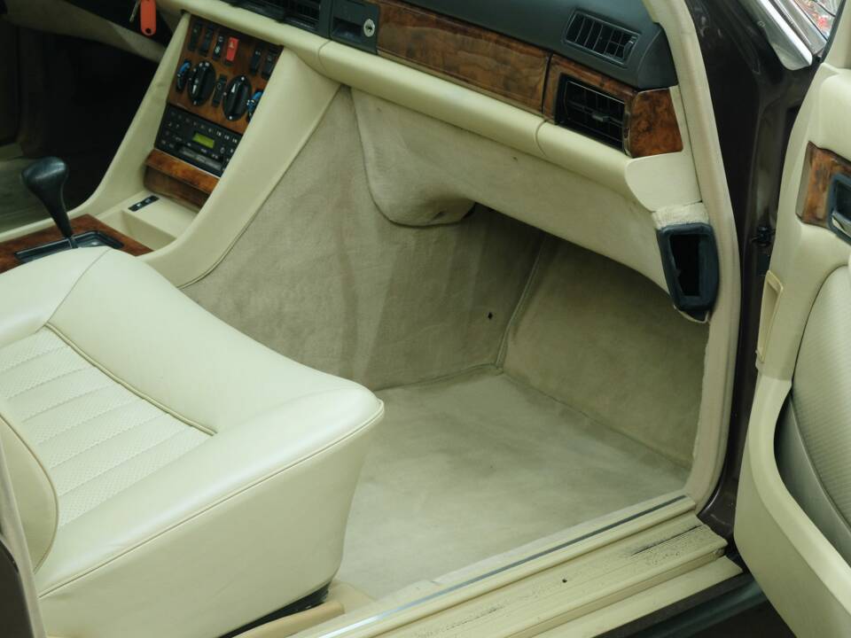 Bild 35/50 von Mercedes-Benz 380 SE (1984)
