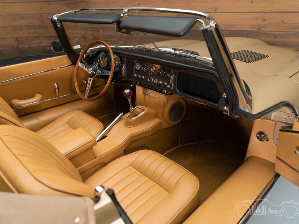 Image 5/18 de Jaguar E-Type (1967)