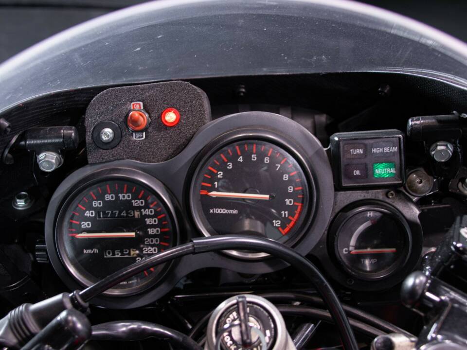 Bild 21/50 von Yamaha DUMMY (1985)