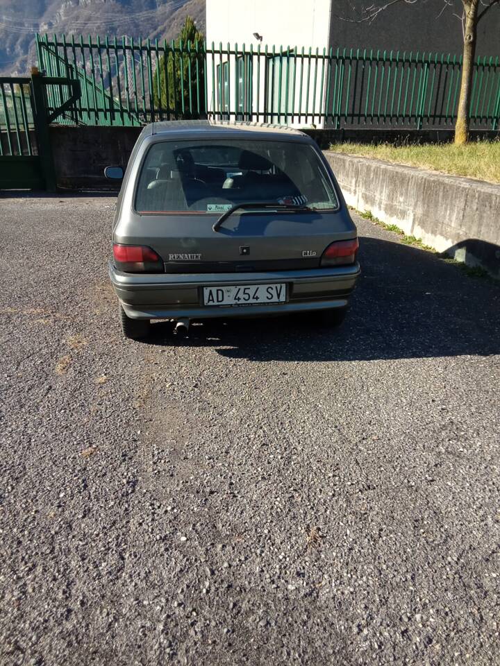 Immagine 3/10 di Renault Clio I 1.8 RSi (1994)