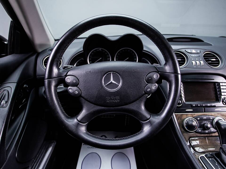 Image 20/36 of Mercedes-Benz SL 500 (2006)
