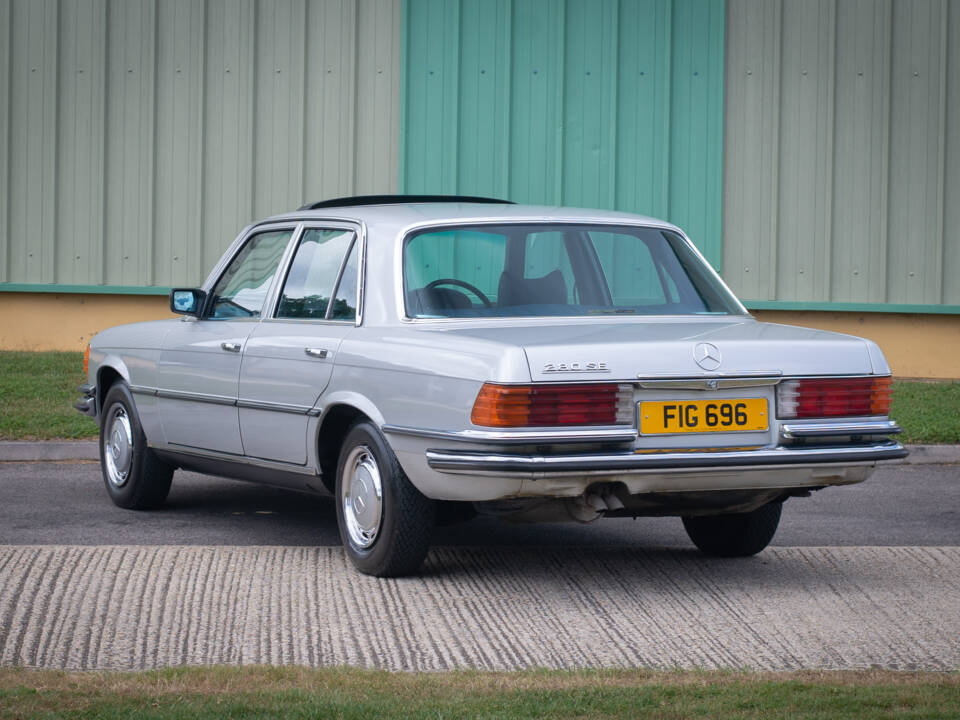 Image 5/32 de Mercedes-Benz 280 SE (1975)