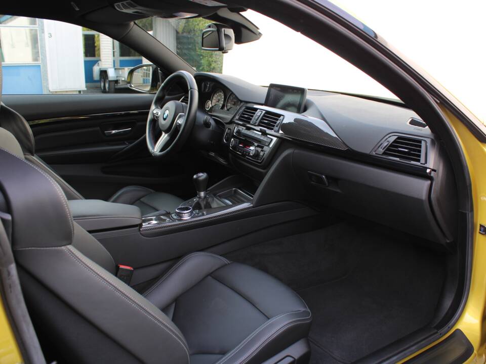 Image 57/98 of BMW M4 (2014)