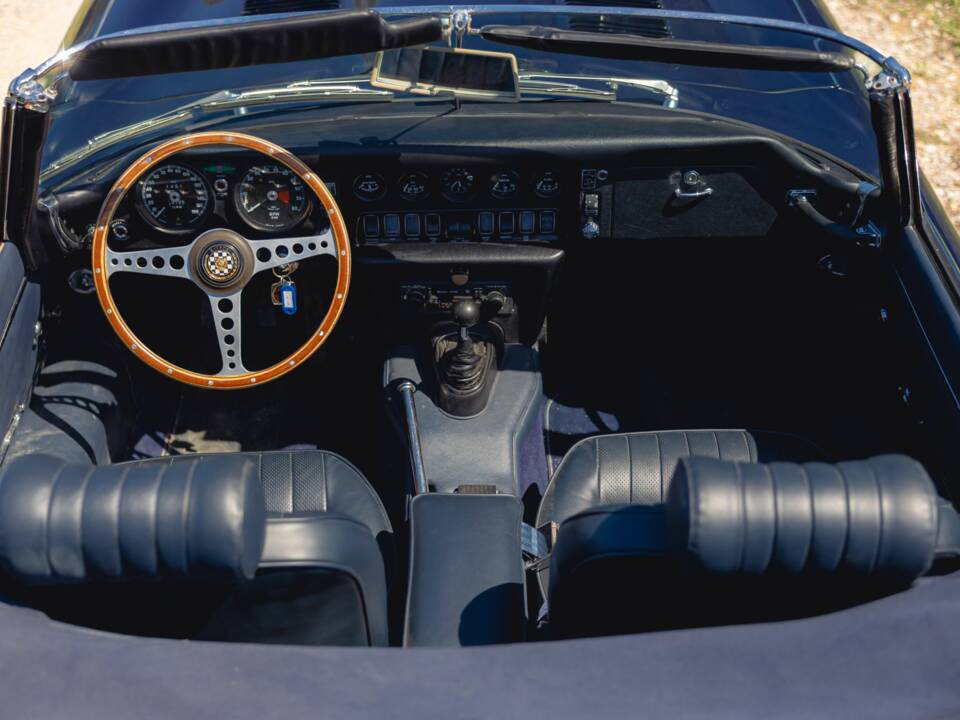 Image 26/50 de Jaguar E-Type (1969)