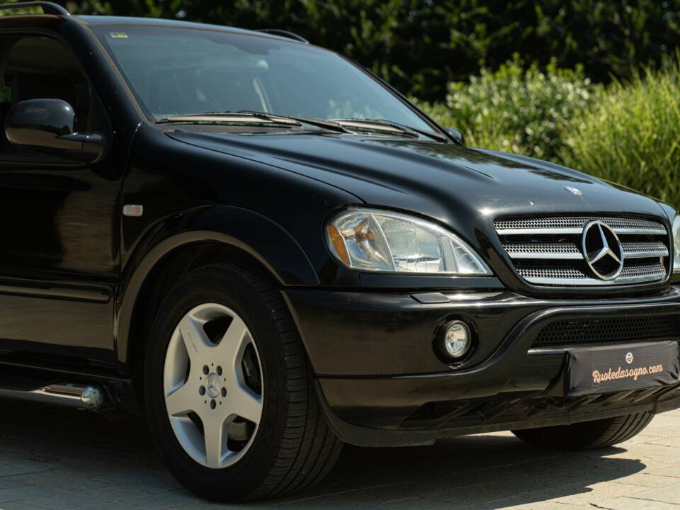 Image 16/50 of Mercedes-Benz ML 55 AMG (2000)