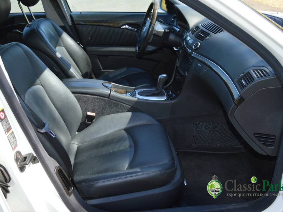 Image 24/50 of Mercedes-Benz E 500 T (2004)
