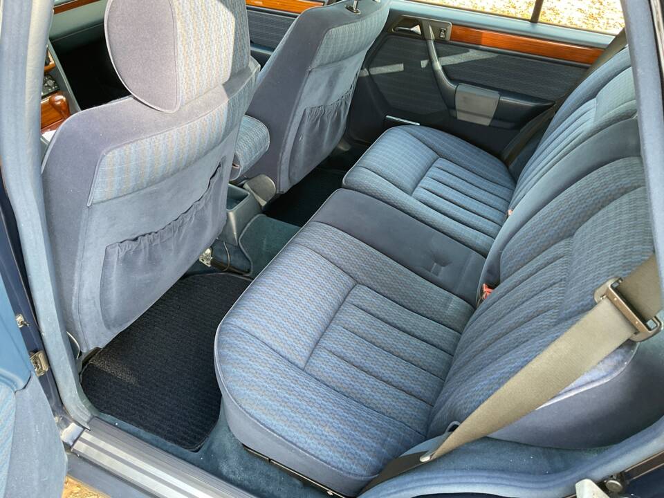 Image 56/149 of Mercedes-Benz 320 TE (1993)