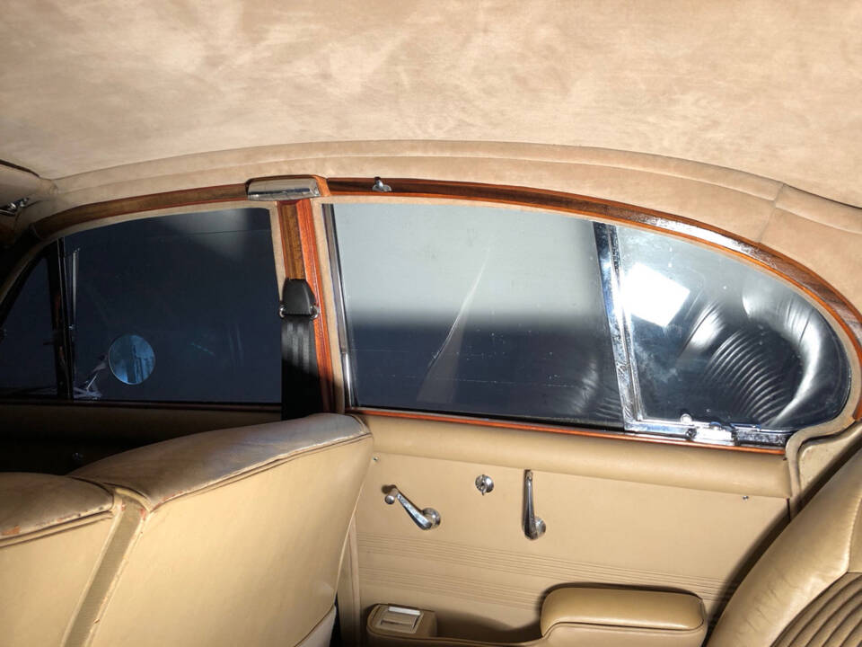 Image 11/22 of Daimler Sovereign 4.2 (1969)