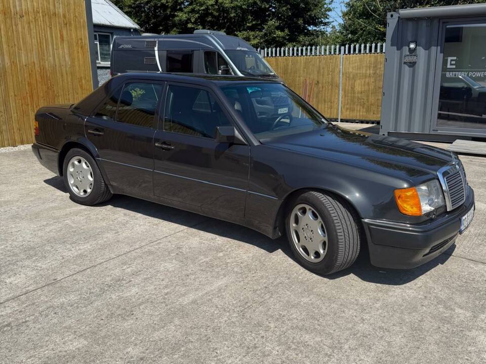Image 6/23 of Mercedes-Benz 500 E (1992)