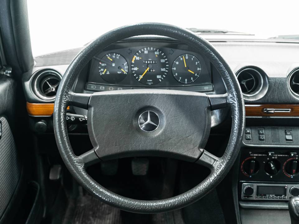 Image 27/42 de Mercedes-Benz 240 TD (1985)