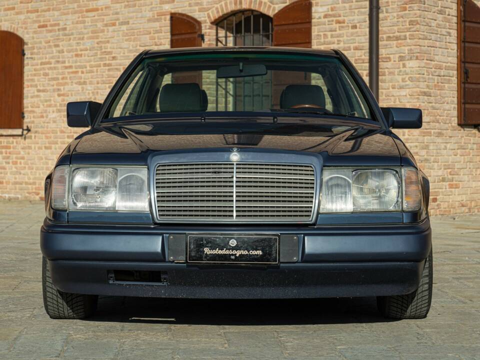 Afbeelding 3/50 van Mercedes-Benz 200 CE (1992)