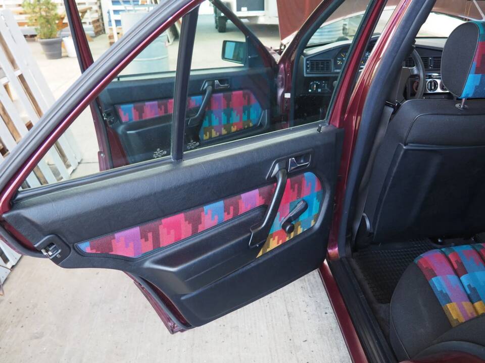 Image 80/137 of Mercedes-Benz 190 E 1.8 Avantgarde &quot;Rosso&quot; (1992)