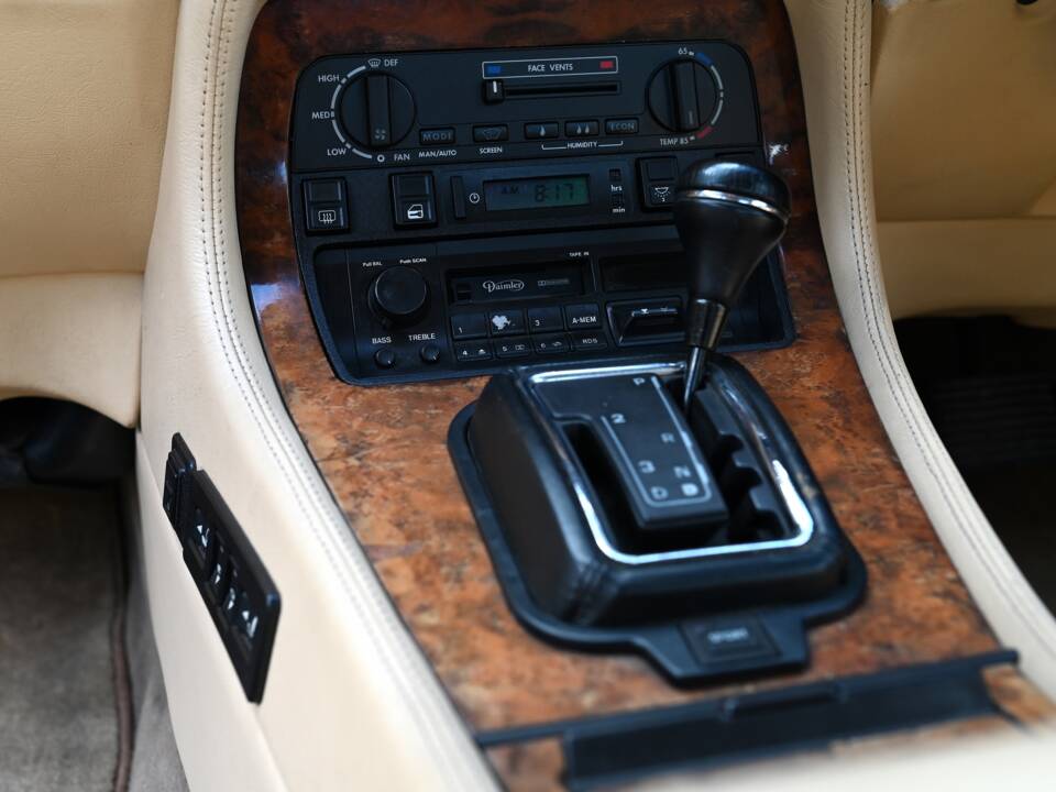 Image 20/21 of Daimler XJ 6 4.0 (1990)