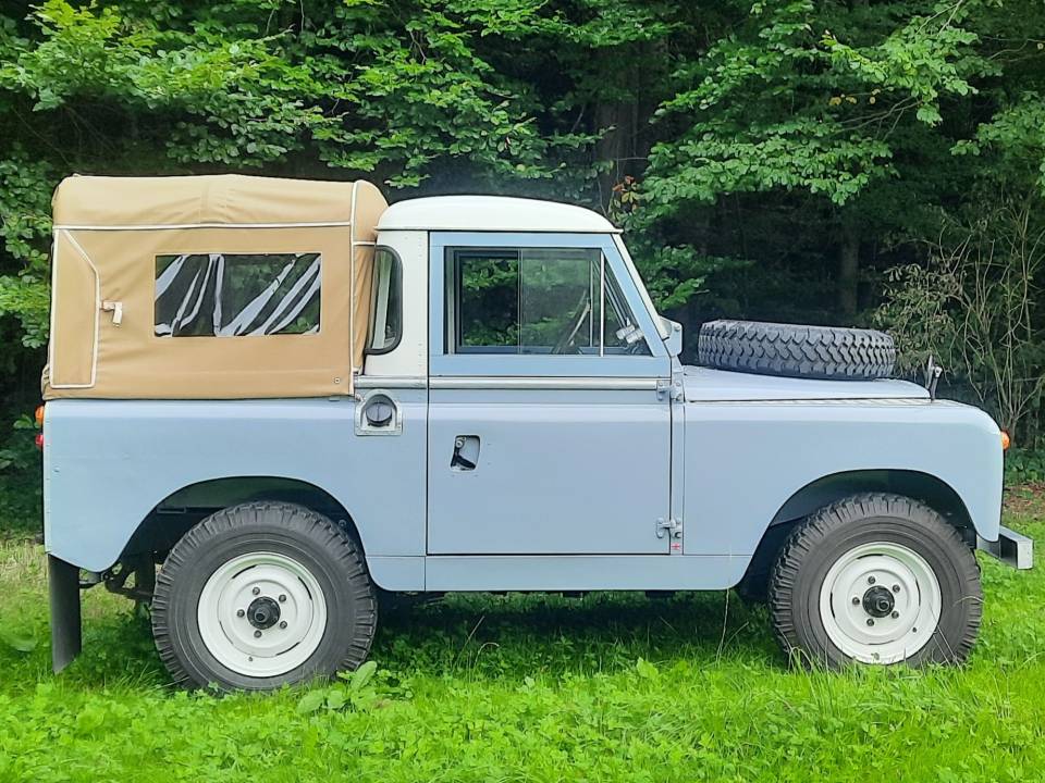 Image 2/57 of Land Rover 88 (1961)