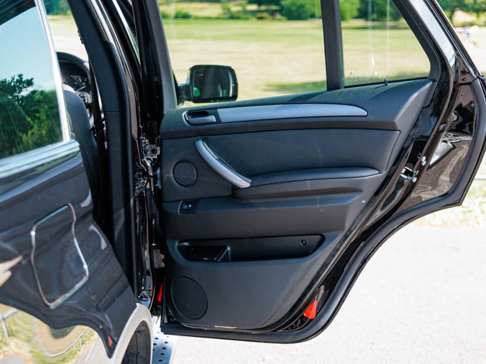 Immagine 25/31 di BMW X5 3.0i (2004)