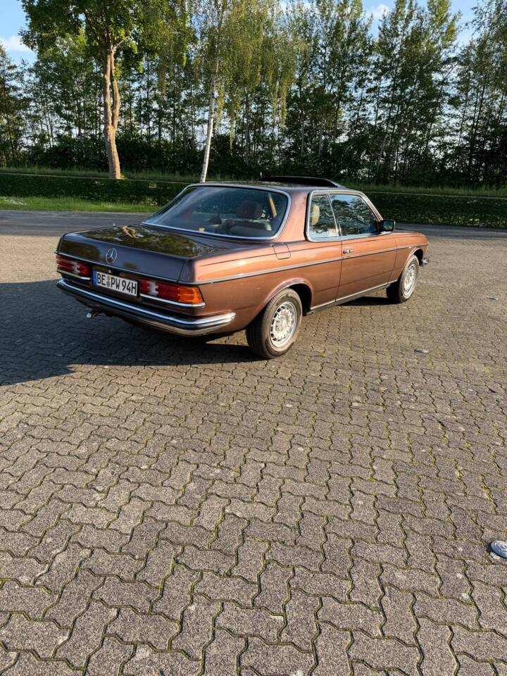Image 5/31 of Mercedes-Benz 230 CE (1984)
