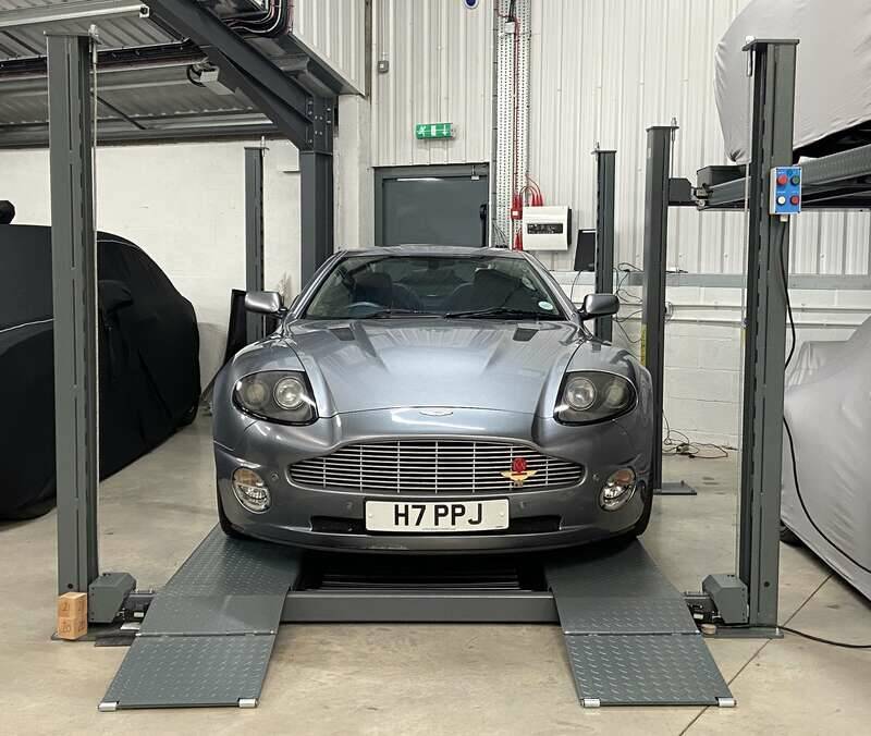 Image 5/50 of Aston Martin V12 Vanquish (2003)