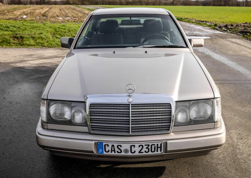 Bild 3/8 von Mercedes-Benz 230 CE (1988)