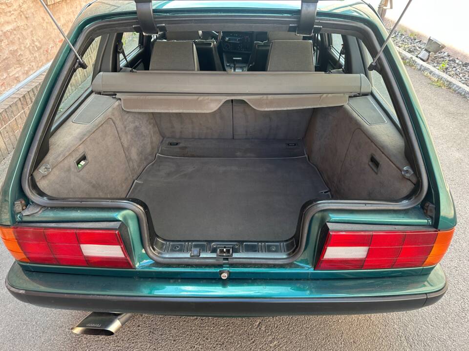 Image 10/23 of BMW 325i Touring (1993)