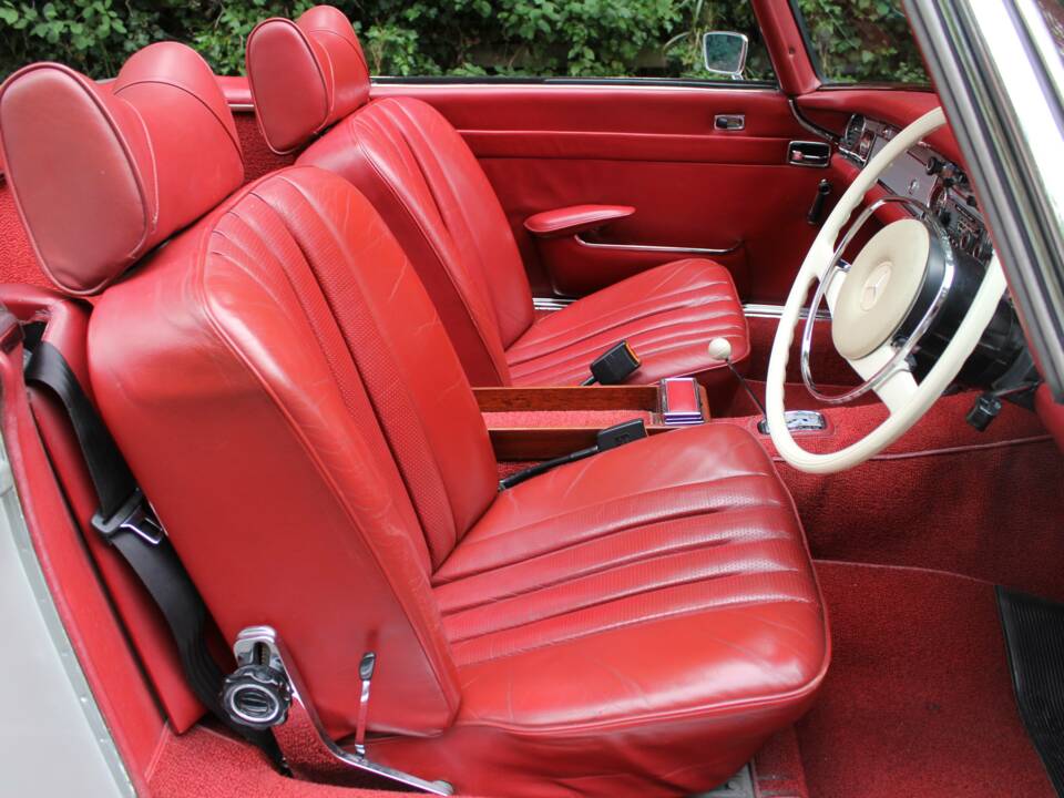 Image 9/17 of Mercedes-Benz 280 SL (1970)