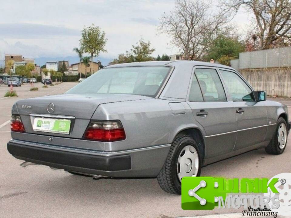Immagine 3/9 di Mercedes-Benz E 200 (1994)