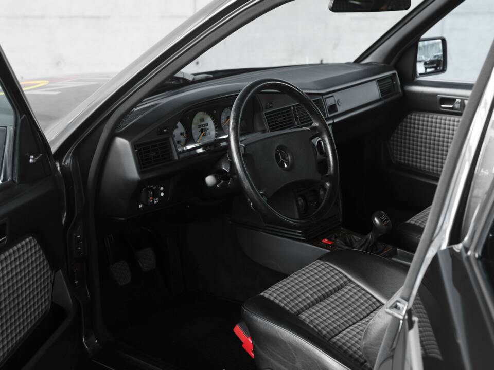 Imagen 28/50 de Mercedes-Benz 190 E 2.5-16 Evolution II (1990)