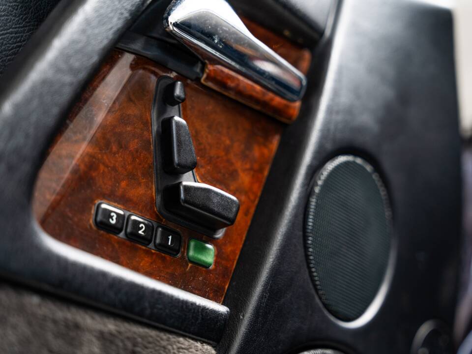 Image 14/37 of Mercedes-Benz SL 320 (1993)