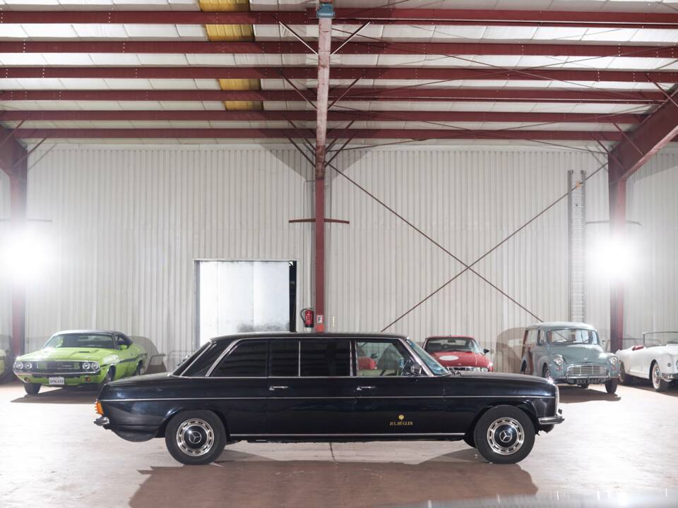 Image 4/64 of Mercedes-Benz 230/6 LWB (1976)