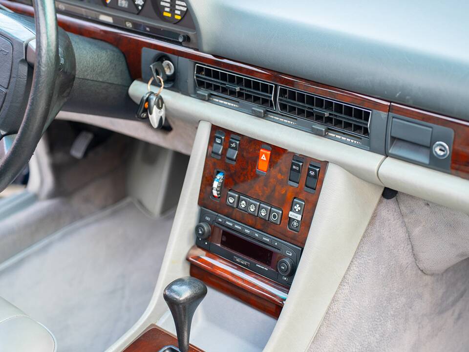 Image 53/72 de Mercedes-Benz 500 SEL (1984)