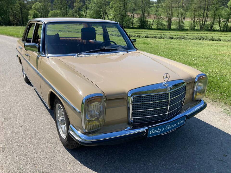 Image 4/49 de Mercedes-Benz 230&#x2F;4 (1974)