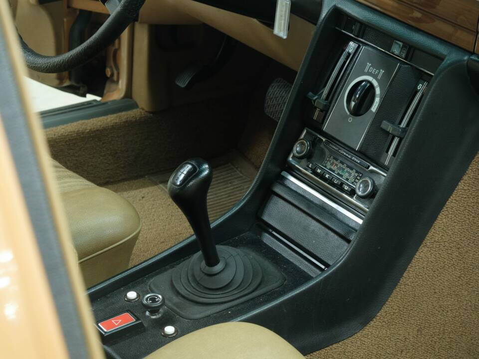 Image 46/50 de Mercedes-Benz 350 SE (1973)