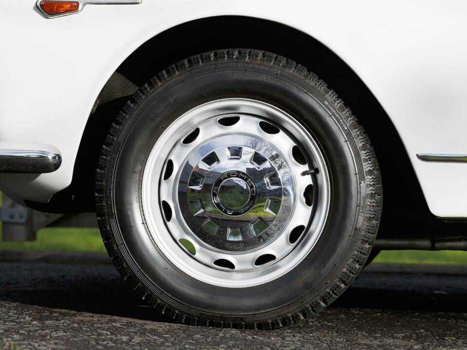 Image 41/50 of Alfa Romeo 2600 Spider (1964)