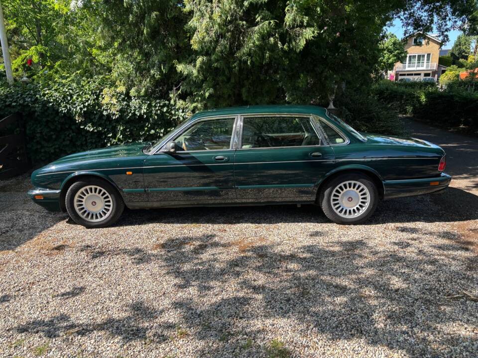 Image 3/10 of Daimler Double Six (1997)