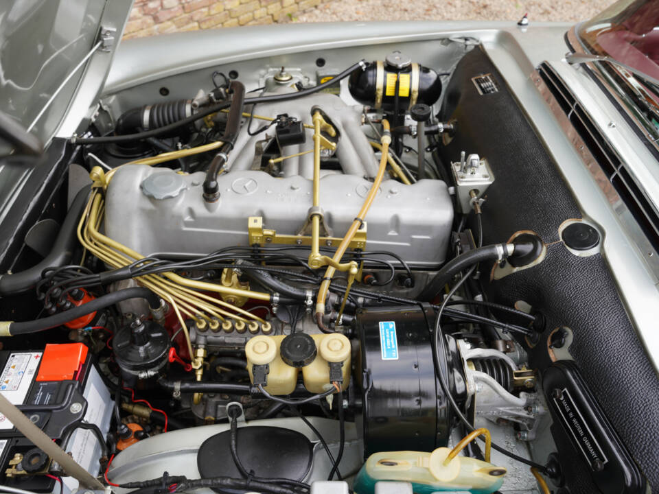 Image 16/50 of Mercedes-Benz 280 SL (1969)