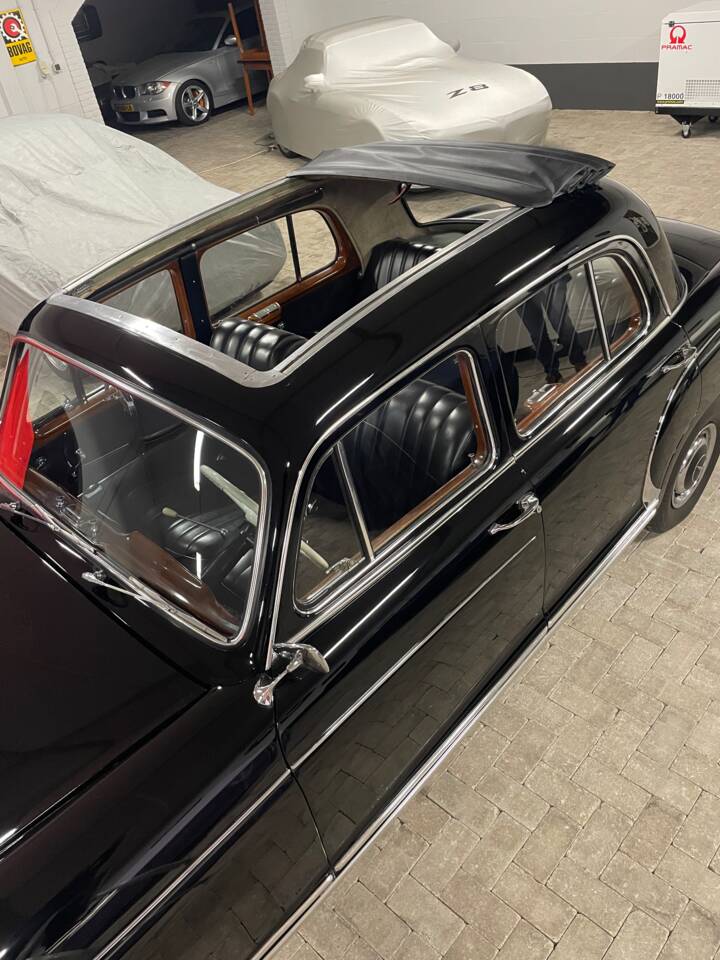 Image 18/24 of Mercedes-Benz 220 S (1958)