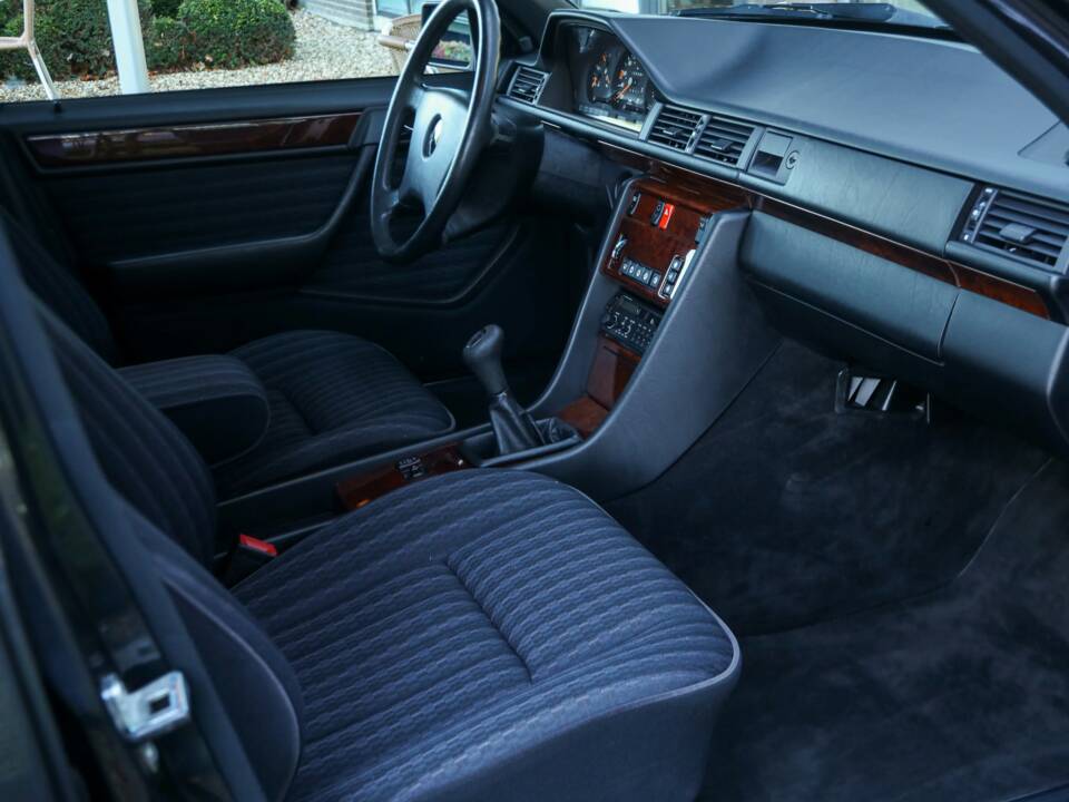 Image 17/50 of Mercedes-Benz 200 E (1992)