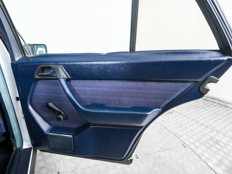 Image 23/50 of Mercedes-Benz 200 (1986)