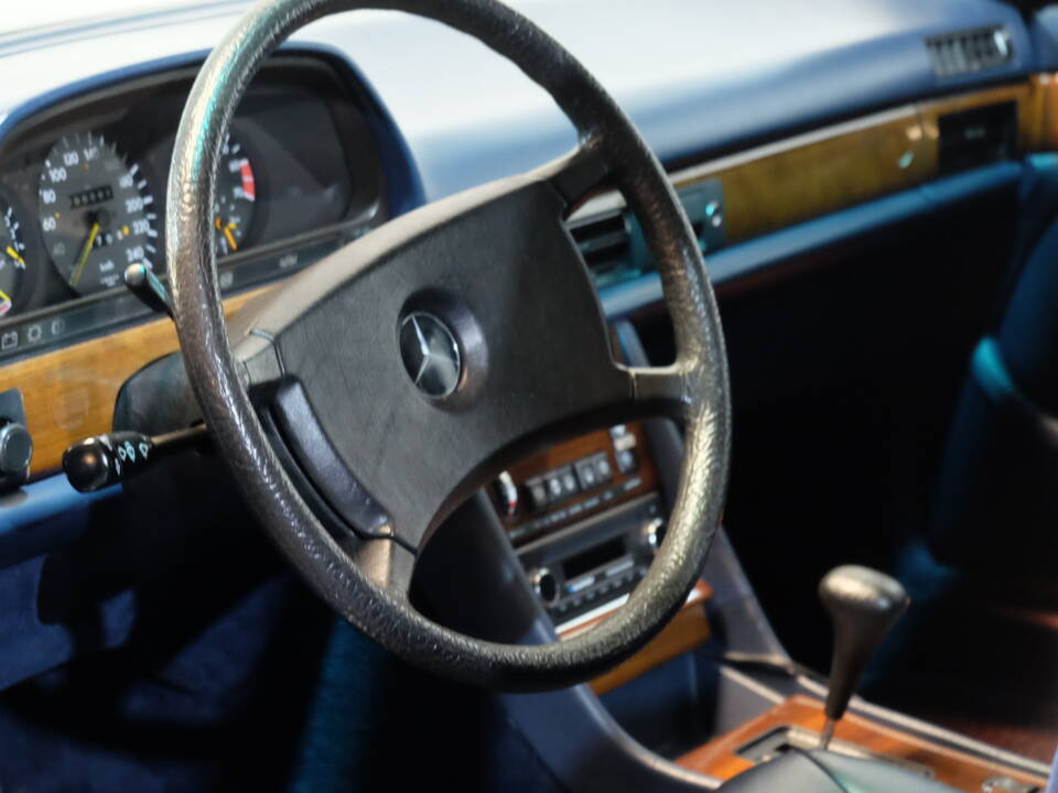 Image 21/31 of Mercedes-Benz 500 SEL (1987)