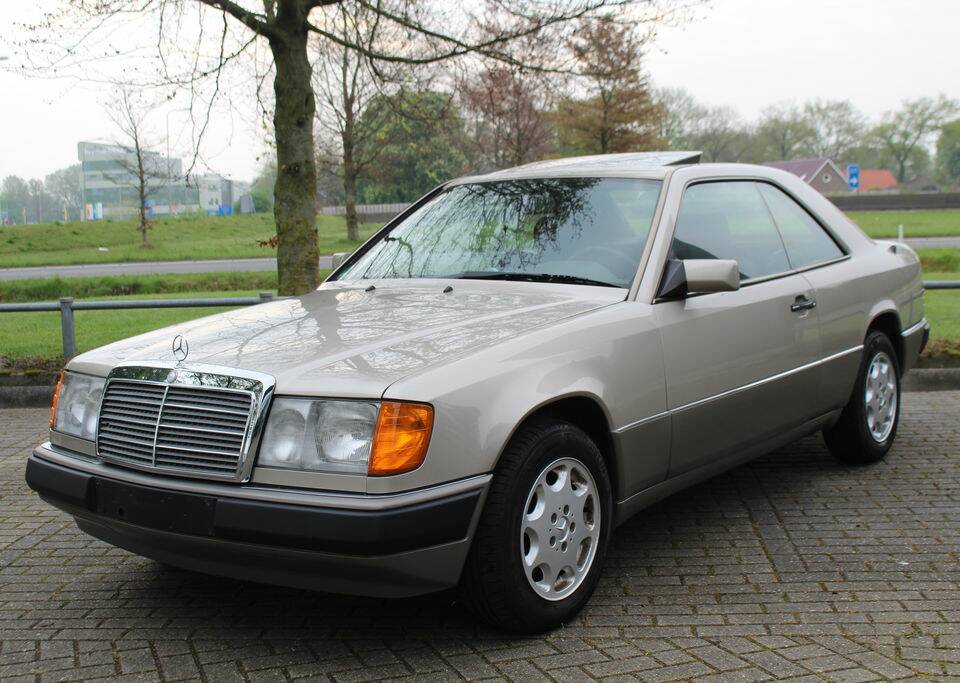 Bild 5/8 von Mercedes-Benz 230 CE (1991)