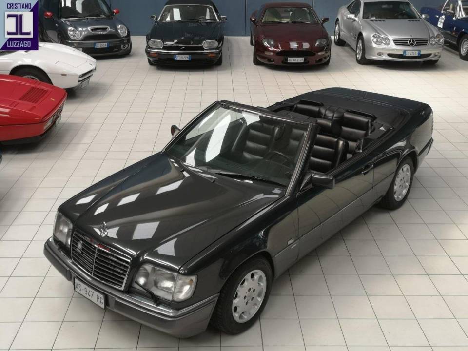 Image 2/50 of Mercedes-Benz 300 CE-24 (1992)