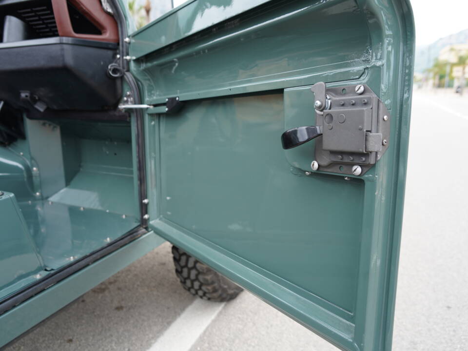Bild 21/37 von Land Rover 90 (1987)